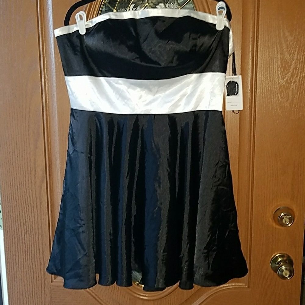 House of Mauri Simone black white dress Sz 16 NWT